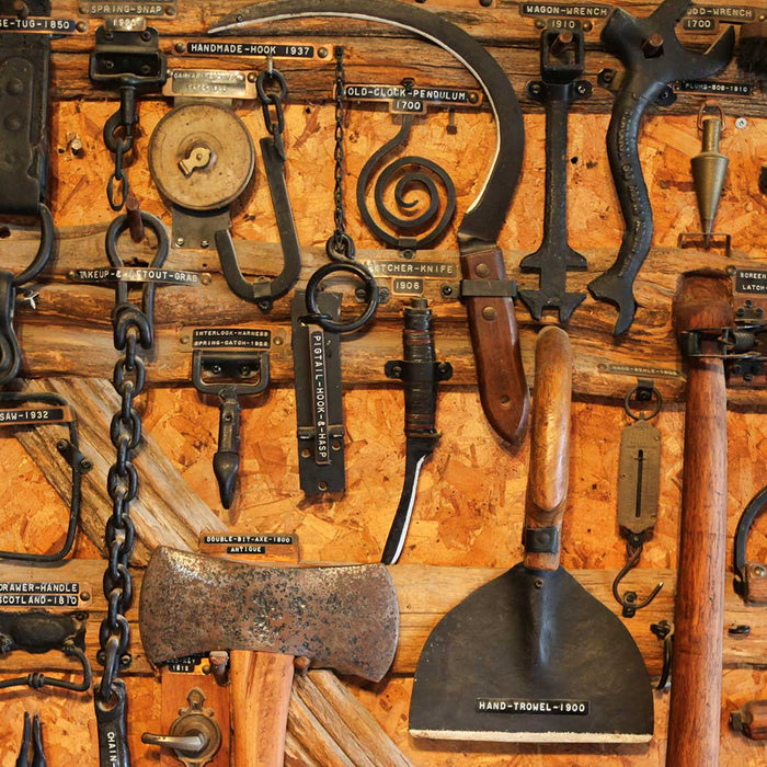 A COLLECTOR’S GUIDE TO ANTIQUE AND VINTAGE FARM TOOLS