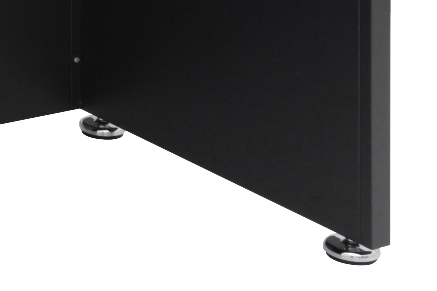 Built-in leveling feet